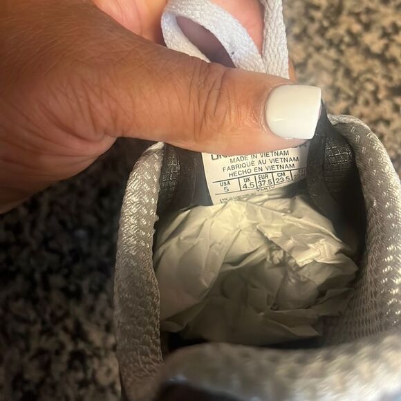 Boys UNDER ARMOR RACE SHOES - Picture 6 of 6